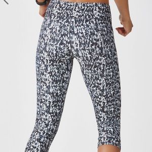 NWT. Fabletics Mid Rise Powerhold Capri. XS.